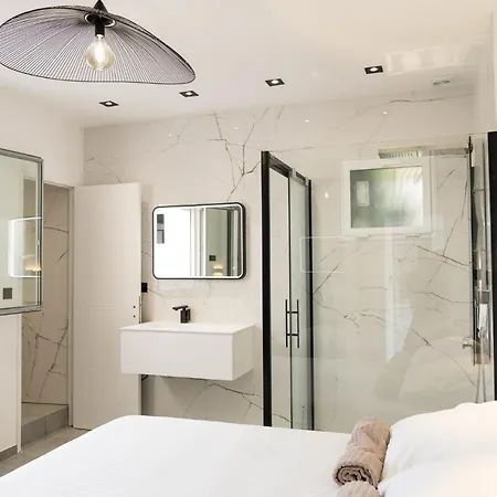 فيلة 8 Pers A 30m De La *